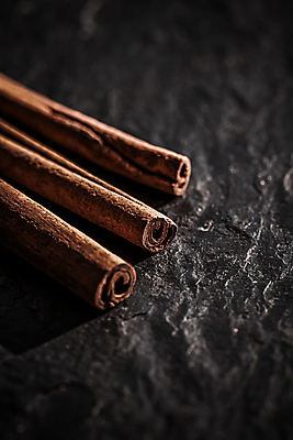 포토 JPG 해외이미지 근접촬영 사람없음 어둠 돌_바위 향신료 시나몬스틱 해외포토 뷰포인트 시나몬 향미료 파일형식 이미지허브