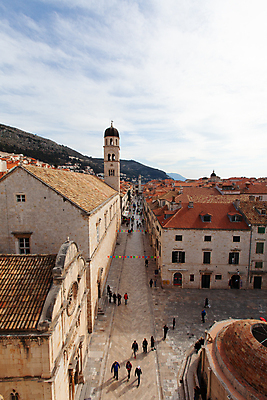 포토 JPG 해외이미지 유럽 벽 바다 시계 여행 건축양식 하늘 지붕 산 주택 안테나 사람없음 건물 빨간색 여름 파란색 교회 탑 바위 도시 중세 역사 지중해 타일 시계탑 타운 크로아티아 종탑 두브로브니크 해외포토 건축물 계절 건축 나라 컬러 통신 종교건축 돌_바위 파일형식 이미지허브