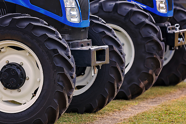 포토 JPG 해외이미지 계절 산업 농업 비즈니스 부분 교통시설 새로움 사람없음 야외 파란색 빛 농장 금속 검은색 힘 기계 장비 시골 업무 작업 바퀴 제조 큼 전시회 타이어 트랙 쇼 트랙터 무거움 밭일 줄서기 철강 해외포토 컬러 교통 컨셉 모션 재질 전시 무게 크기 농기계 시설 특수차량 파일형식 이미지허브