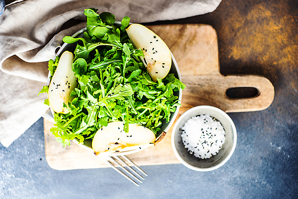 포토 JPG 해외이미지 식기 조각 포크 채소 과일 탁자 사람없음 샐러드 직물 신선 사과 허브 향신료 올리브 냅킨 깨소금 나무도마 해외포토 식물 열매 음식 가구 식재료 도마 목재 향미료 파일형식 이미지허브
