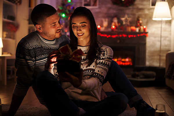 포토 JPG 해외이미지 백인 커플 여자 남자 행복 크리스마스 겨울 실내 선물 사랑 성인 두명 장식 빛 상자 어둠 기쁨 오픈 스웨터 성인만 해외포토 서양인 계절 기념일 감정 상의 관계 사람 내부 파일형식 이미지허브