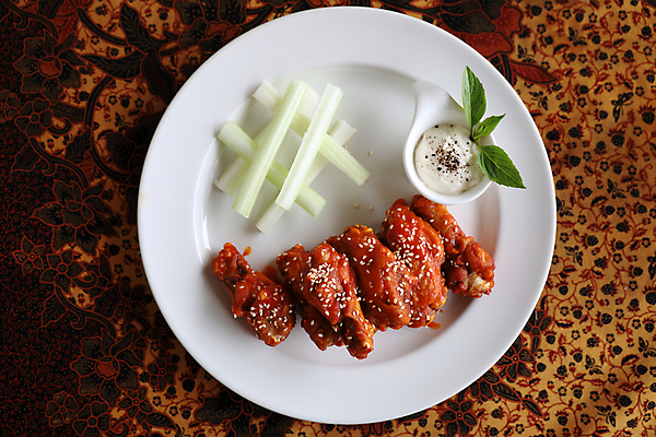 포토 JPG 해외이미지 실내 사람없음 하이앵글 양념치킨 샐러리 닭날개 미국음식 버팔로윙 블루치즈소스 해외포토 뷰포인트 채소 서양음식 내부 치킨 닭고기 소스_음식 파일형식 이미지허브