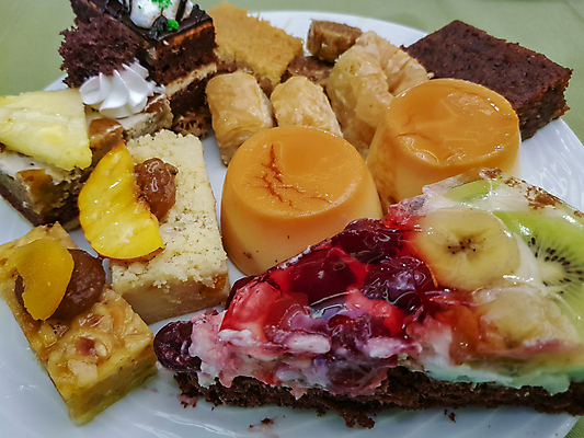 포토 JPG 해외이미지 접시 음식 백그라운드 과일 휴가 디저트 사탕 요리 사람없음 컬러풀 케이크 축제 식사 흰색 대접 신선 달콤 맛 설탕 굽기 먹기 크림 오브젝트 해외포토 식기 컬러 컨셉 모션 구이 파일형식 이미지허브