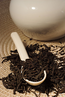 포토 JPG 해외이미지 식물 전통 음료 잎 재료 주전자 티타임 건조 따뜻함 동양인 사람없음 빛 갈색 쌓기 주방 숟가락 검은색 중국 흰색 신선 뜨거움 도자기 원형 차 아침식사 냄비 찻주전자 인도인 허브 가득함 상쾌 유기농 질감 아로마 동쪽 내추럴 양조 카페인 해외포토 도형 외국인 웰빙 감정 아시아 컬러 모션 주방용품 휴식 수저 인종 식사 솥 방향 파일형식 이미지허브