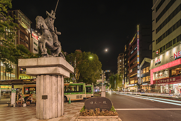 포토 JPG 해외이미지 구름 조각 비즈니스 자동차 하늘 부동산 풍경 사람없음 건물 가로 여름 도시풍경 환경 탑 일본 고층빌딩 도시 보행자 도쿄 야간 건축가 통로 정사각형 양궁 청동 타운 사무라이 해외포토 자연요소 도형 직업 건축물 계절 아시아 육상교통 스포츠 빌딩 재산 파일형식 이미지허브