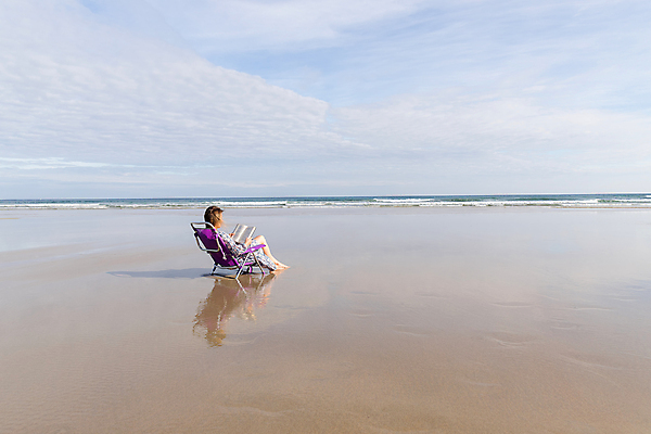 포토 JPG 해외이미지 라이프스타일 여자 여유 모래 바다 의자 휴가 휴식 한명 앉기 해변 야외 책 독서 평화 침묵 고요 기쁨 자유 마음 고독 호흡 탈출 읽기 즐거움 페이지 파라다이스 혼자 수평선 카피스페이스 미니멀리스트 해외포토 1 감정 가구 컨셉 모션 사람 생활 소리 공백 파일형식 이미지허브