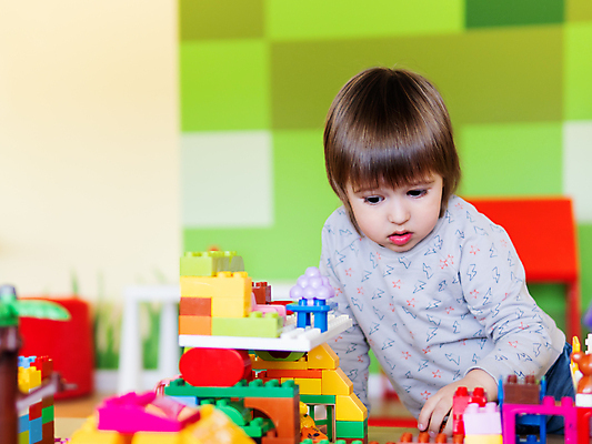 포토 JPG 해외이미지 교육 행복 어린이 놀이 벽돌 한명 소년 스터디 컬러풀 장난감 블록 유치원 기쁨 방 탐험 게임 아기 클럽 바쁨 걸음마 관심 해외포토 1 남자 감정 컬러 모션 사람 학습 파일형식 이미지허브