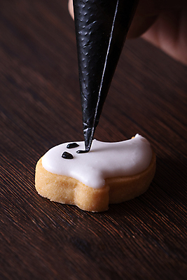 포토 JPG 해외이미지 디저트 요리 사람없음 쿠키 할로윈 달콤 유령 나무탁자 짤주머니 프로스팅 해외포토 음식 탁자 맛 제빵 제빵도구 파일형식 이미지허브