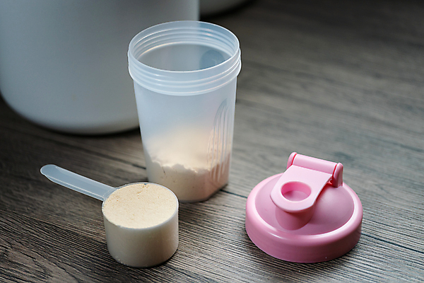 포토 JPG 해외이미지 실내 사람없음 뚜껑 병 가루 단백질 스쿱 텀블러 단백질쉐이크 나무배경 프로틴파우더 해외포토 식기 백그라운드 내부 컵 쉐이크 영양소 파일형식 이미지허브