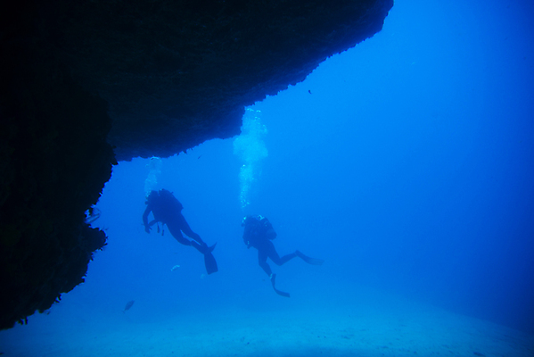 포토 JPG 해외이미지 실루엣 바다 성인 두명 바닷속 수중 수영 잠수부 성인만 해외포토 촬영기법 사람 수상스포츠 전문직 파일형식 이미지허브