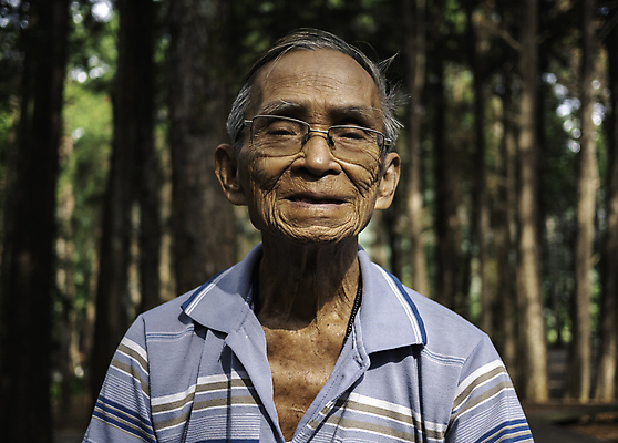 포토 JPG 해외이미지 백인 라이프스타일 응시 공원 남자 행복 아시아 안경 얼굴 태국 자연 휴식 건강 한명 미소 사람 앉기 동양인 성인 야외 초록색 카메라 정원 은퇴 옛날 해외포토 서양인 1 시선 잡화 공공시설 감정 나라 컬러 컨셉 모션 표정 인종 생활 신체부위 전자제품 생태계 파일형식 이미지허브