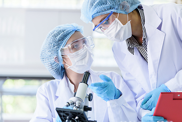 포토 JPG 해외이미지 응시 실험 사람 동양인 성인 두명 가르침 실험실 과학자 해외포토 직업 시선 교육 과학 인종 학자 파일형식 이미지허브