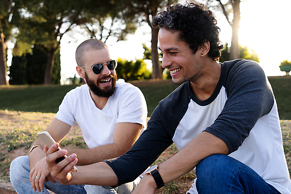 포토 JPG 해외이미지 라이프스타일 공원 남자 행복 안경 2 자연 모바일 수염 미소 사람 성인 야외 두명 스마트폰 일몰 시원함 손목시계 스타일 해외포토 잡화 공공시설 감정 시계 장신구 표정 생활 핸드폰 스마트기기 노을 생태계 파일형식 이미지허브