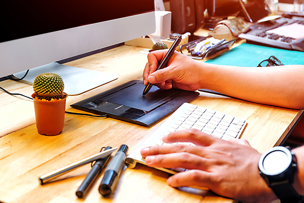 포토 JPG 해외이미지 직업 손 디자인 남자 커피 패턴 인터넷 오렌지 비즈니스 손가락 탁자 노동자 창조 미술 사람 사람없음 그래픽 가로 컴퓨터 사무실 알약 연필 펜 디지털 검은색 공구 키보드 기록 잡기 작업 쥐 디자이너 스케치 책상 그림 예술가 마케팅 발생 조작 해외포토 음료 컬러 가구 무늬 과일 모션 문화예술 학용품 신체부위 전자제품 필기구 약 도구 설치류 파일형식 이미지허브