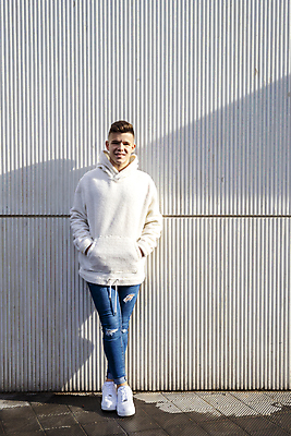 포토 JPG 해외이미지 백인 1 라이프스타일 응시 남자 행복 벽 짧은머리 거리 한명 서기 사람 동양인 20대 성인 야외 가로 유행 기댐 회색 도시 자신감 시원함 긍정 개성 진짜 혼자 스타일 카피스페이스 해외포토 서양인 헤어스타일 시선 감정 컬러 컨셉 모션 인종 청년 생활 공백 파일형식 이미지허브