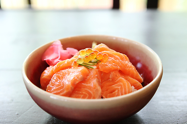 포토 JPG 해외이미지 그릇 탁자 실내 사람없음 아웃포커스 덮밥 생강초절임 연어알 일본음식 연어덮밥 해외포토 식기 음식 가구 촬영기법 내부 알 절임 파일형식 이미지허브