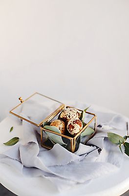 포토 JPG 해외이미지 전통 디자인 계절 열매 꽃 행복 리본 백그라운드 봄꽃 자연 유리 휴가 사람없음 장식 초록색 파란색 상자 노란색 봄 회색 벚꽃 흰색 나뭇가지 시골 축하 신용카드 생일 4월 보석 실크 깃털 질감 복고 부활절계란 내추럴 카피스페이스 해외포토 나무 식물 기념일 감정 컬러 컨셉 재질 부활절 금융 계란 공백 직물 날짜 광석 생태계 파일형식 이미지허브