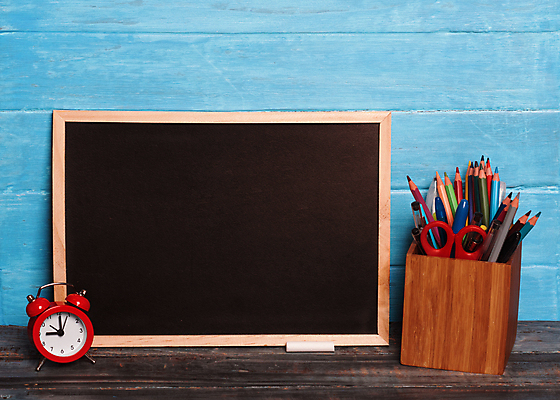 포토 JPG 해외이미지 학생 손 디자인 교육 백그라운드 컨셉 교실 학교 문구용품 창조 미술 취미 사람없음 초록색 파란색 컬러풀 연필 펜 우주 쪽지 공책 칠판 공백 장비 도구 공구 붓 그리기 스케치 신학기 그림 분필 크레파스 예술가 시트 서류판 목업 해외포토 컬러 모션 문화예술 학용품 신체부위 필기구 사무용품 오브젝트 초크 파일형식 이미지허브