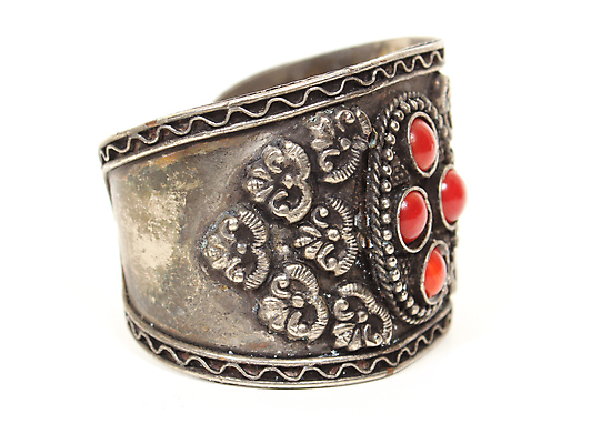 포토 JPG 해외이미지 백그라운드 팔찌 이집트 사람없음 빨간색 빛 뷰티 유행 금속 수확 골동품 흰색 반지 악단 황금 고급 중앙 은색 보석 손목 오브젝트 복고 팔 동쪽 소매 부족 고립 놋쇠 옛날 핸드메이드 스타일 해외포토 음악 컬러 컨셉 농업 장신구 아프리카 재질 신체부위 광석 방향 파일형식 이미지허브