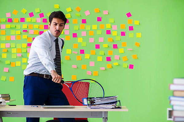 포토 JPG 해외이미지 남자 컨셉 회사 비즈니스 스트레스 직장 한명 서기 들기 상반신 성인 옆모습 사무실 운동 쪽지 테니스 테니스라켓 비즈니스맨 가득함 포스트잇 서류더미 성인남자한명만 해외포토 1 뷰포인트 모션 건강 사람 구기 메모지 라켓 직장인 문서 남자한명만 성인남자만 파일형식 더미 이미지허브