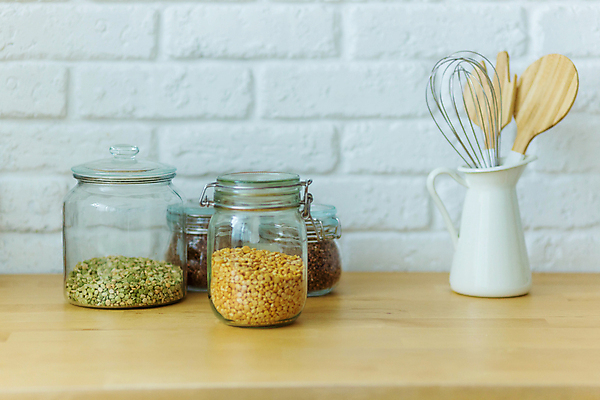 포토 JPG 해외이미지 잡화 안경 음식 채소 재료 포장 가정 밥 선반 종류 사람없음 내부 라벨 상점 금속 주방 뚜껑 흰색 항아리 투명 그룹 시장 보호 낟알 컨테이너 시리얼 향신료 완두콩 광택 유리그릇 수납 내추럴 점심식사 영양분 채식주의자 비건 해외포토 그릇 산업 컬러 가구 컨셉 유리 재질 콩 프레임 식사 도자기 채식 향미료 파일형식 이미지허브