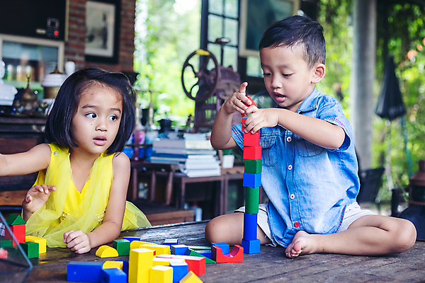 포토 JPG 해외이미지 백인 라이프스타일 교육 행복 어린이 백그라운드 장난 놀이 함께함 창조 앉기 소년 두명 컬러풀 장난감 블록 유치원 놀이방 방 게임 흰색 아기 놀이터 작음 개발 걸음마 해외포토 서양인 남자 감정 컬러 컨셉 모션 사람 생활 크기 파일형식 이미지허브