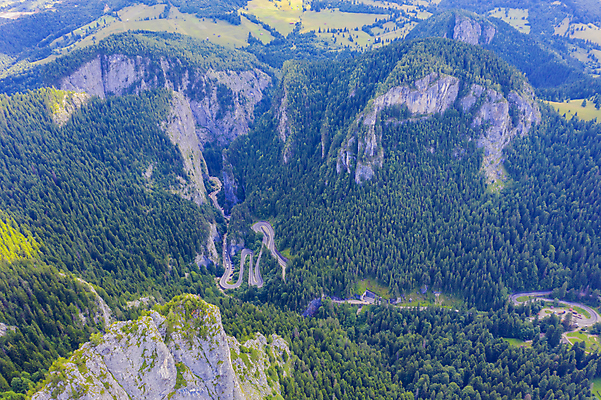 포토 JPG 해외이미지 나무 식물 유럽 도로 길 여행 백그라운드 곡선 교통시설 자국 자연 산 안테나 파노라마 숙이기 사람없음 야외 초록색 환경 시골 고속도로 정상 숲 오솔길 언덕 루마니아 굴곡 드론 루트 방법 조감도 해외포토 나라 선 컬러 포즈 교통 통신 촬영기법 시설 생태계 파일형식 이미지허브