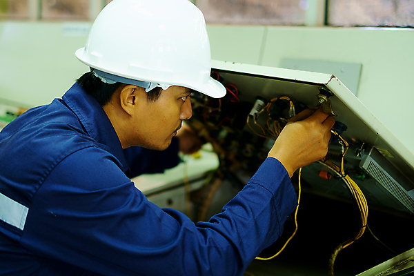 포토 JPG 해외이미지 식물 직업 남자 산업 공장 노동자 한명 안전 사람 모니터 힘 방 장비 과학기술 기구 공구 업무 기술자 엔지니어 수리 감독 헬멧 위험 땅 분석 서비스 철사 시스템 감독관 스위치 유지 운영자 제어 연습생 해외포토 1 컨셉 공업 기술 컴퓨터 도구 작업 보호장비 연습 파일형식 이미지허브