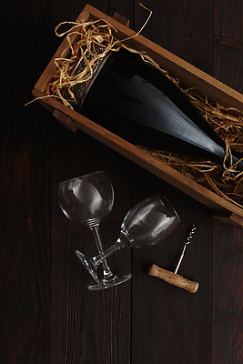 포토 JPG 해외이미지 안경 2 탁자 함께함 사람없음 목재 빨간색 상자 와인 어둠 시골 나무상자 밀짚 와인오프너 목업 카피스페이스 해외포토 나무 잡화 컬러 가구 컨셉 재료 주류 공백 짚 병따개 파일형식 이미지허브