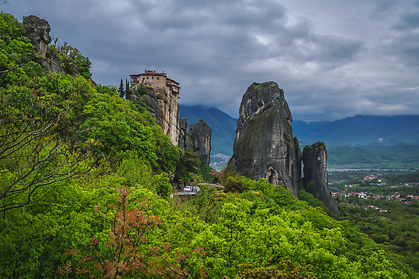 포토 JPG 해외이미지 전통 종교 도로 십자가 건축양식 자동차 산 파노라마 사람없음 건물 교회 마을 계곡 일몰 시골 역사 재산 정상 그리스 언덕 신성 수도원 그리스인 복잡 수녀원 옛날 회랑 메테오라 해외포토 서양인 건축물 건축 유럽 길 육상교통 컨셉 종교건축 교통시설 촬영기법 금융 노을 세계문화유산 복도 파일형식 이미지허브