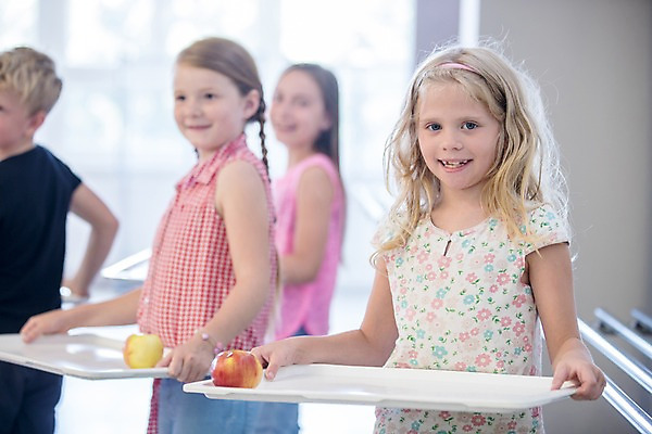 포토 JPG 서양인 외국인 남자 어린이 학교 쟁반 실내 서기 미소 사람 여러명 상반신 앞모습 옆모습 10대 친구 스쿨라이프 기다림 사과 즐거움 체코 급식 어린이만 국내포토 라이프스타일 교육 감정 유럽 뷰포인트 다수 과일 관계 모션 청소년 표정 인종 내부 파일형식