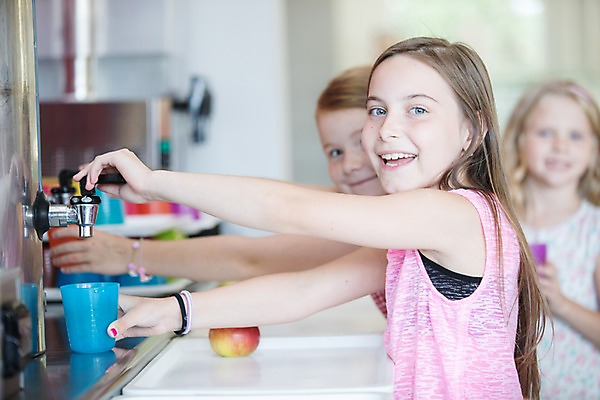 포토 JPG 서양인 외국인 여자 어린이 학교 실내 서기 미소 웃음 사람 상반신 옆모습 아웃포커스 10대 컵 세명 물 친구 스쿨라이프 기다림 즐거움 체코 급식소 정수기 소녀만 국내포토 자연요소 라이프스타일 식기 교육 감정 유럽 뷰포인트 관계 모션 청소년 촬영기법 표정 인종 내부 급식 여자만 어린이만 파일형식