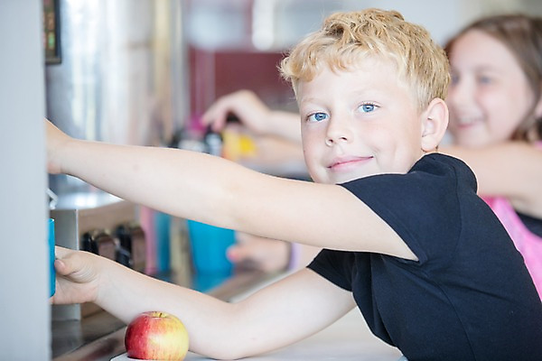 포토 JPG 서양인 외국인 여자 남자 어린이 학교 실내 서기 사람 상반신 두명 옆모습 아웃포커스 10대 컵 친구 스쿨라이프 사과 즐거움 체코 급식 급식소 정수기 어린이만 국내포토 라이프스타일 식기 교육 감정 유럽 뷰포인트 과일 관계 모션 청소년 촬영기법 인종 내부 파일형식