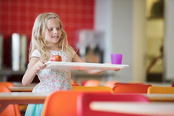 포토 JPG 서양인 외국인 여자 어린이 학교 식탁 실내 한명 서기 미소 들기 사람 상반신 앞모습 아웃포커스 10대 스쿨라이프 사과 즐거움 체코 급식 급식소 소녀한명만 국내포토 1 라이프스타일 교육 감정 유럽 뷰포인트 과일 모션 청소년 탁자 촬영기법 표정 인종 내부 여자한명만 소녀만 파일형식