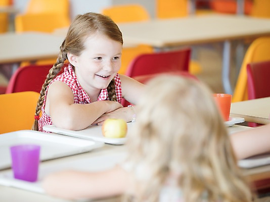 포토 JPG 서양인 외국인 여자 어린이 학교 실내 대화 미소 사람 앉기 상반신 두명 앞모습 뒷모습 아웃포커스 10대 물 친구 스쿨라이프 우정 기다림 사과 즐거움 체코 급식 급식소 소녀만 국내포토 자연요소 라이프스타일 교육 감정 유럽 뷰포인트 과일 관계 모션 청소년 촬영기법 표정 말하기 인종 내부 여자만 어린이만 파일형식