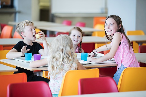 포토 JPG 서양인 외국인 여자 남자 어린이 학교 실내 대화 서기 미소 사람 앉기 여러명 상반신 앞모습 옆모습 뒷모습 10대 친구 스쿨라이프 우정 기다림 사과 먹기 물컵 즐거움 체코 급식소 어린이만 국내포토 라이프스타일 교육 감정 유럽 뷰포인트 다수 과일 관계 모션 청소년 표정 말하기 인종 내부 컵 급식 파일형식