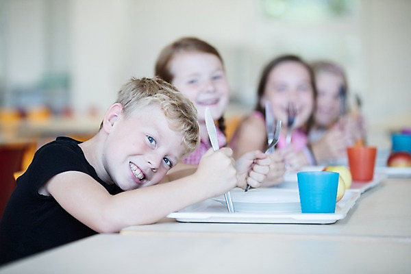 포토 JPG 서양인 외국인 응시 여자 남자 어린이 포크 학교 실내 미소 사람 앉기 여러명 상반신 앞모습 옆모습 아웃포커스 10대 스쿨라이프 우정 기다림 나이프 사과 먹기 물컵 즐거움 체코 급식소 어린이만 국내포토 라이프스타일 식기 시선 교육 감정 유럽 뷰포인트 다수 과일 모션 청소년 촬영기법 표정 인종 내부 컵 친구 칼 급식 파일형식