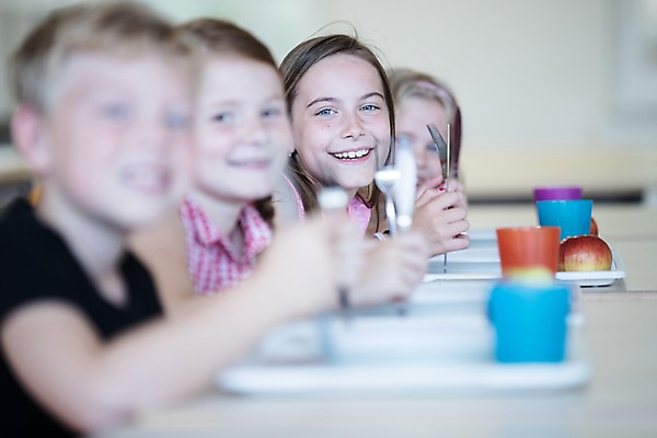 포토 JPG 서양인 외국인 응시 여자 남자 어린이 포크 학교 실내 대화 미소 들기 사람 앉기 여러명 상반신 앞모습 옆모습 아웃포커스 10대 친구 스쿨라이프 우정 기다림 나이프 사과 먹기 물컵 즐거움 체코 급식소 어린이만 국내포토 라이프스타일 식기 시선 교육 감정 유럽 뷰포인트 다수 과일 관계 모션 청소년 촬영기법 표정 말하기 인종 내부 컵 칼 급식 파일형식