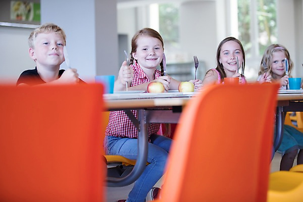 포토 JPG 서양인 외국인 응시 여자 남자 어린이 포크 학교 실내 대화 미소 들기 사람 앉기 여러명 상반신 앞모습 10대 스쿨라이프 우정 기다림 나이프 먹기 물컵 즐거움 체코 급식소 어린이만 국내포토 라이프스타일 식기 시선 교육 감정 유럽 뷰포인트 다수 모션 청소년 표정 말하기 인종 내부 컵 친구 칼 급식 파일형식