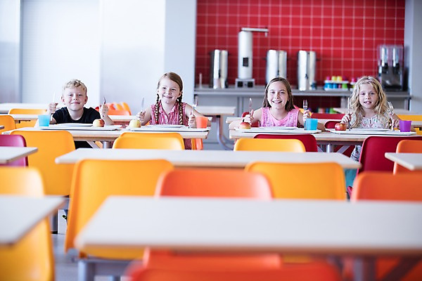 포토 JPG 서양인 외국인 응시 여자 남자 어린이 포크 학교 실내 미소 들기 사람 앉기 여러명 상반신 앞모습 10대 스쿨라이프 우정 기다림 나이프 사과 물컵 즐거움 체코 급식소 어린이만 국내포토 라이프스타일 식기 시선 교육 감정 유럽 뷰포인트 다수 과일 모션 청소년 표정 인종 내부 컵 친구 칼 급식 파일형식