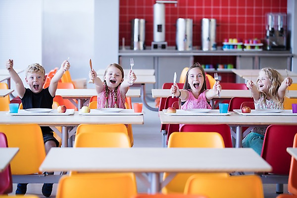 포토 JPG 서양인 외국인 응시 여자 남자 어린이 포크 학교 실내 대화 미소 들기 사람 앉기 여러명 상반신 앞모습 10대 친구 스쿨라이프 손들기 우정 기다림 나이프 사과 먹기 물컵 즐거움 체코 급식 급식소 어린이만 국내포토 라이프스타일 식기 시선 교육 감정 유럽 뷰포인트 다수 과일 관계 모션 청소년 표정 말하기 인종 내부 컵 칼 파일형식