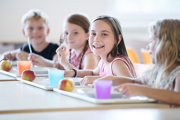 포토 JPG 서양인 외국인 응시 여자 남자 행복 어린이 포크 학교 쟁반 실내 대화 미소 들기 사람 앉기 여러명 상반신 앞모습 옆모습 아웃포커스 10대 친구 스쿨라이프 잡기 나이프 사과 물컵 즐거움 체코 급식 급식소 어린이만 국내포토 라이프스타일 식기 시선 교육 감정 유럽 뷰포인트 다수 과일 관계 모션 청소년 촬영기법 표정 말하기 인종 내부 컵 칼 파일형식