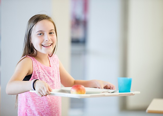 포토 JPG 서양인 외국인 여자 어린이 학교 쟁반 실내 한명 서기 미소 들기 사람 상반신 앞모습 아웃포커스 10대 스쿨라이프 사과 물컵 즐거움 체코 급식 급식소 소녀한명만 국내포토 1 라이프스타일 교육 감정 유럽 뷰포인트 과일 모션 청소년 촬영기법 표정 인종 내부 컵 여자한명만 소녀만 파일형식