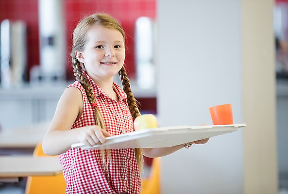 포토 JPG 서양인 외국인 여자 어린이 포크 학교 쟁반 실내 한명 서기 미소 들기 사람 상반신 옆모습 10대 스쿨라이프 사과 물컵 즐거움 체코 급식 급식소 소녀한명만 국내포토 1 라이프스타일 식기 교육 감정 유럽 뷰포인트 과일 모션 청소년 표정 인종 내부 컵 여자한명만 소녀만 파일형식