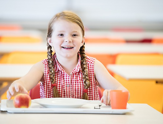 포토 JPG 서양인 외국인 여자 어린이 포크 학교 쟁반 실내 한명 미소 사람 앉기 상반신 앞모습 아웃포커스 10대 스쿨라이프 사과 물컵 즐거움 체코 급식 물건집기 소녀한명만 국내포토 1 라이프스타일 식기 교육 감정 유럽 뷰포인트 과일 모션 청소년 촬영기법 표정 인종 내부 컵 여자한명만 소녀만 파일형식
