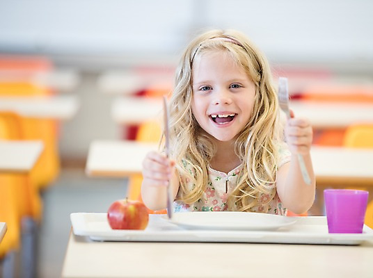 포토 JPG 서양인 외국인 그릇 여자 행복 어린이 포크 학교 쟁반 실내 한명 미소 들기 사람 앉기 상반신 앞모습 아웃포커스 10대 스쿨라이프 나이프 사과 손내밀기 물컵 체코 소녀한명만 국내포토 1 라이프스타일 식기 교육 감정 유럽 뷰포인트 과일 모션 청소년 촬영기법 표정 인종 손짓 내부 컵 칼 여자한명만 소녀만 파일형식