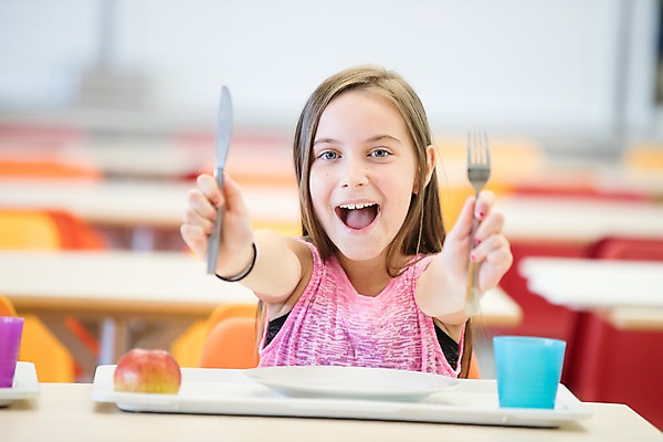 포토 JPG 서양인 외국인 그릇 여자 행복 어린이 포크 학교 쟁반 실내 한명 미소 사람 앉기 상반신 앞모습 10대 스쿨라이프 나이프 사과 손내밀기 물컵 체코 급식 소녀한명만 국내포토 1 라이프스타일 식기 교육 감정 유럽 뷰포인트 과일 모션 청소년 표정 인종 손짓 내부 컵 칼 여자한명만 소녀만 파일형식