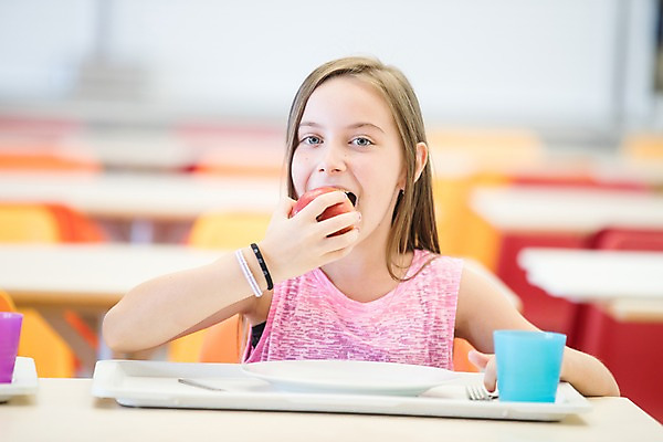포토 JPG 서양인 외국인 여자 행복 어린이 포크 학교 쟁반 실내 한명 사람 앉기 상반신 앞모습 10대 스쿨라이프 사과 먹기 물컵 체코 급식 소녀한명만 국내포토 1 라이프스타일 식기 교육 감정 유럽 뷰포인트 과일 모션 청소년 인종 내부 컵 여자한명만 소녀만 파일형식