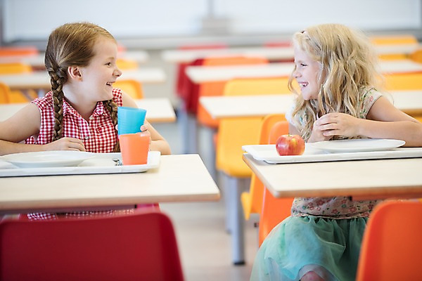 포토 JPG 서양인 외국인 접시 응시 여자 어린이 학교 휴식 실내 대화 미소 들기 사람 앉기 상반신 두명 앞모습 10대 친구 스쿨라이프 마주보기 우정 사과 물컵 즐거움 체코 수다 급식 급식소 소녀만 국내포토 라이프스타일 식기 시선 교육 감정 유럽 뷰포인트 컨셉 과일 관계 모션 청소년 표정 말하기 인종 내부 컵 여자만 어린이만 파일형식