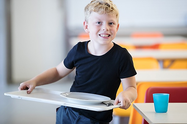 포토 JPG 서양인 외국인 남자 어린이 포크 학교 쟁반 실내 한명 서기 들기 사람 상반신 앞모습 10대 달리기 스쿨라이프 물컵 체코 급식 급식소 소년한명만 국내포토 1 라이프스타일 식기 교육 유럽 뷰포인트 모션 청소년 인종 내부 컵 남자한명만 소년만 파일형식